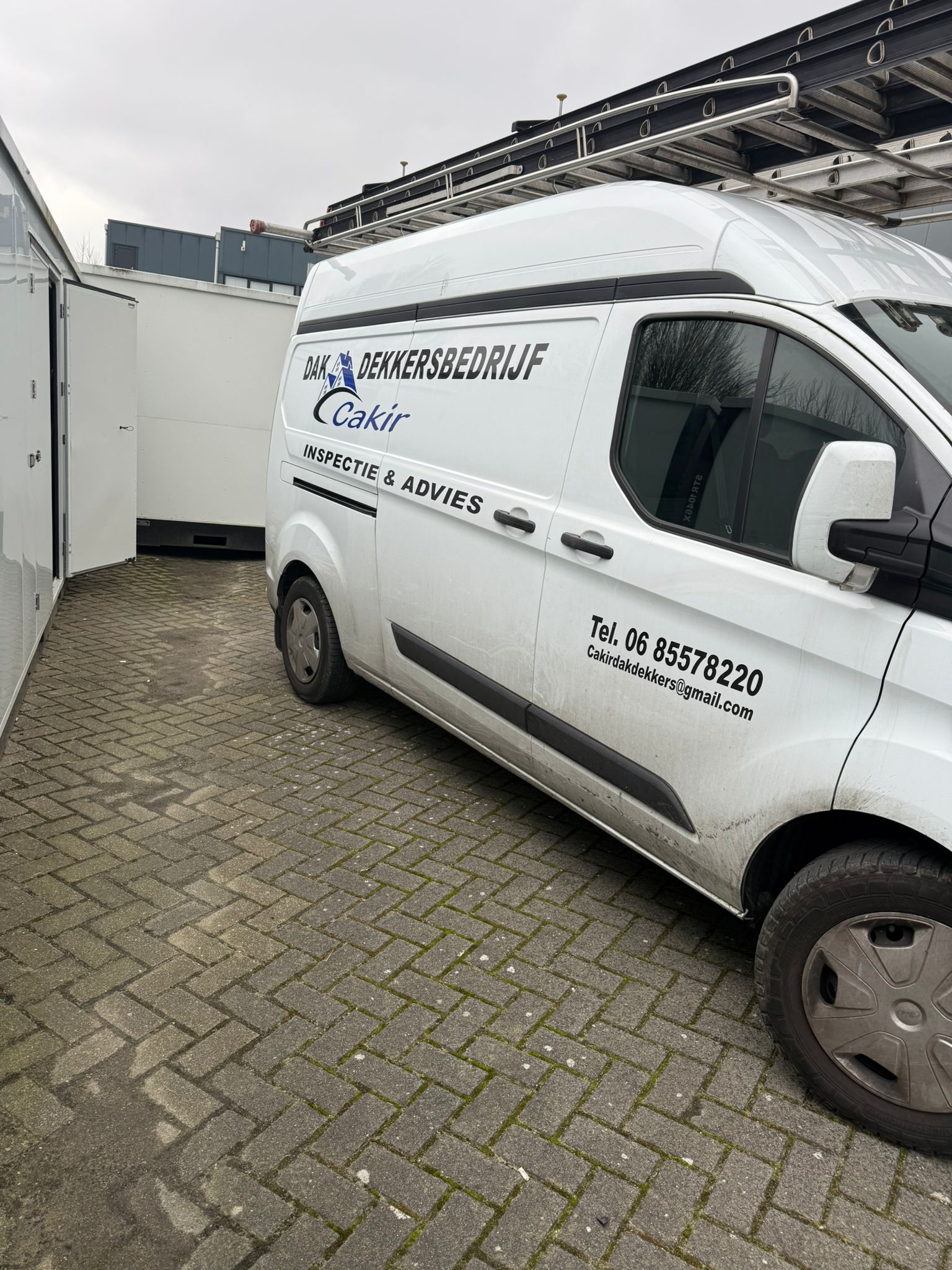 Dakdekkersbedrijf-Cakir-auto